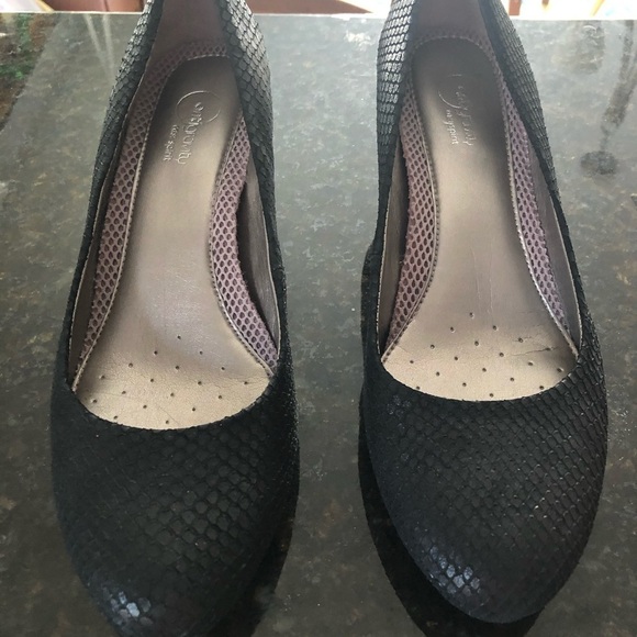 Easy Spirit black snake skin print kitten heels size 8.5 - Picture 2 of 13